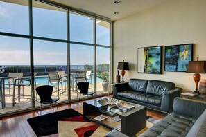 TV, offices - Beautiful condo located on the beach - close to attractions, pool & Hot tub (Panama City Beach)