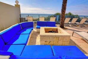 Terrace/patio - Beautiful condo located on the beach - close to attractions, pool & Hot tub (Panama City Beach)