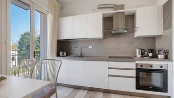 Frigorifero, microonde, forno, piano cottura