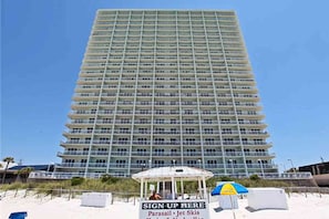 Ein hohes, mehrstöckiges Hotel mit einheitlicher Fassade und Balkonen.