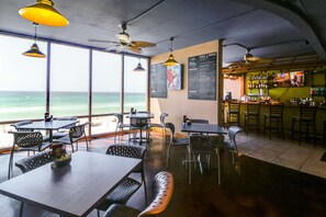 Dining - 25th-floor ocean-view condo with pool, hot tub & fast WiFi (Panama City Beach)