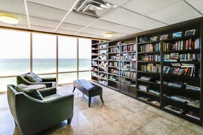 Interior - 25th-floor ocean-view condo with pool, hot tub & fast WiFi (Panama City Beach)