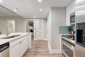 Fridge, microwave, oven, stovetop - 3rd Floor Upscale, Welcoming Condo At Waterscape Waterfall, Lazy River (Fort Walton Beach)