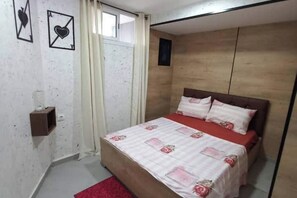 1 bedroom, WiFi, bed sheets