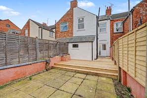 Exterior - Spacious and Modern 2-Bedroom House with Garden - Free Parking (Northampton)
