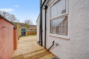 Property grounds - Spacious and Modern 2-Bedroom House with Garden - Free Parking (Northampton)
