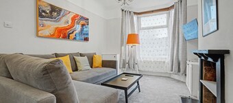 Spacious and Modern 2-Bedroom House with Garden - Free Parking