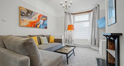 Spacious and Modern 2-Bedroom House with Garden - Free Parking