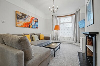 Spacious and Modern 2-Bedroom House with Garden - Free Parking