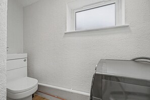 Bathroom - Spacious and Modern 2-Bedroom House with Garden - Free Parking (Northampton)