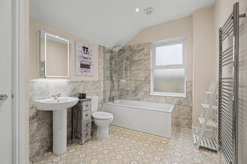 Spacious and Modern 2-Bedroom House with Garden - Free Parking