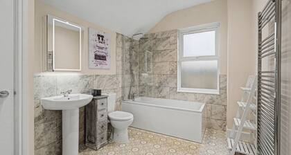 Spacious and Modern 2-Bedroom House with Garden - Free Parking
