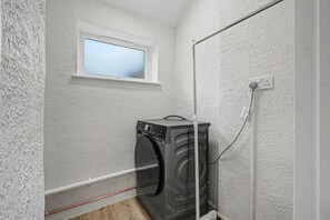 Interior - Spacious and Modern 2-Bedroom House with Garden - Free Parking (Northampton)