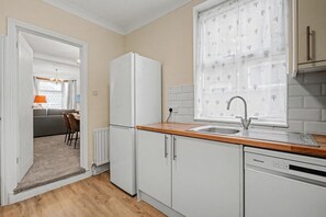 Private kitchen - Spacious and Modern 2-Bedroom House with Garden - Free Parking (Northampton)
