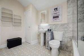 Bathroom - Spacious and Modern 2-Bedroom House with Garden - Free Parking (Northampton)