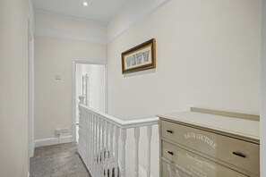 Interior - Spacious and Modern 2-Bedroom House with Garden - Free Parking (Northampton)