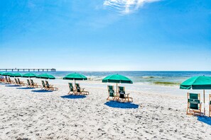 On the beach - Cute, coastal condo with lazy river, Gulf view, hot tub & gym - near the beach (Fort Walton Beach)