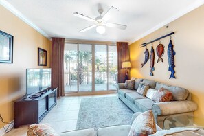 TV, DVD player, offices - Cute, coastal condo with lazy river, Gulf view, hot tub & gym - near the beach (Fort Walton Beach)