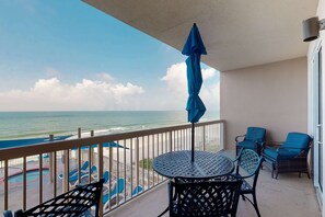 Outdoor dining - Delightful, Gulf-front condo with pools, gym & hot tub (Panama City Beach)