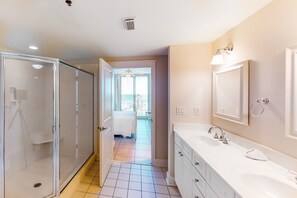 Shower, towels - 4th Floor Gulf-Front Condo On Okaloosa Island Waterfall, Lazy River (Fort Walton Beach)