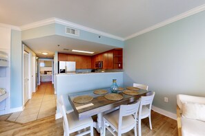Dining - Ocean-view condo with heated pool, hot tub, gym & W/D - snowbird-friendly (Fort Walton Beach)