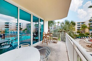 Outdoor dining - Ocean-view condo with heated pool, hot tub, gym & W/D - snowbird-friendly (Fort Walton Beach)
