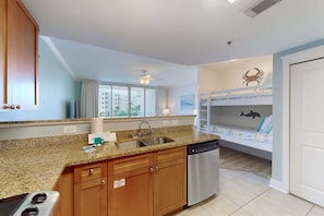 1 bedroom, WiFi, bed sheets - Ocean-view condo with heated pool, hot tub, gym & W/D - snowbird-friendly (Fort Walton Beach)