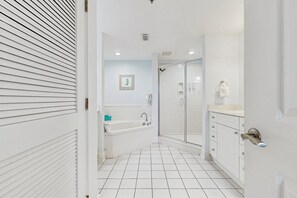 Shower, towels - Bright, beachy condo At Waterscape w/children's playground, 2 hot tubs (Fort Walton Beach)