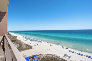 On the beach - Welcoming waterfront condo with a furnished balcony, pool & pool spa (Panama City Beach)