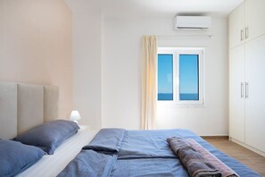 Escritorio, tabla de planchar con plancha, wifi y ropa de cama 