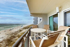Outdoor dining - Updated beachfront condo with beach setup, quick drive to entertainment (Fort Walton Beach)