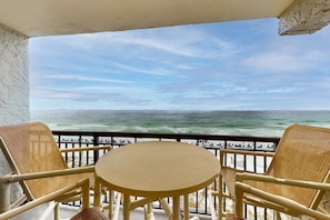 Outdoor dining - Updated beachfront condo with beach setup, quick drive to entertainment (Fort Walton Beach)