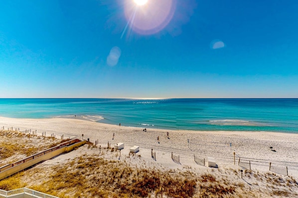 On the beach - Updated beachfront condo with beach setup, quick drive to entertainment (Fort Walton Beach)