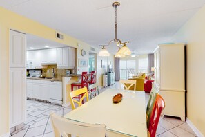 Dining - Updated beachfront condo with beach setup, quick drive to entertainment (Fort Walton Beach)