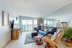 TV, DVD player, offices - Gulf-front escape with pool, balcony view, amazing beach access & tennis (Fort Walton Beach)