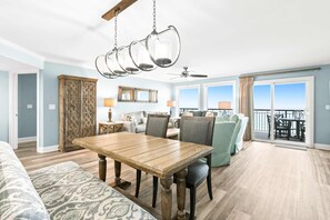 TV, offices - Oceanfront condo with pool, ocean view, washer&dryer, & high-speed WiFi (Fort Walton Beach)
