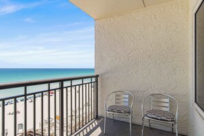 Property grounds - Updated beachfront condo with beach setup - quick drive to entertainment (Fort Walton Beach)