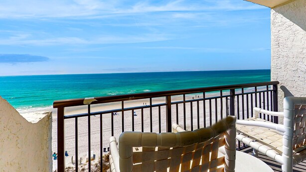 A balcony with a view of the beach and ocean. - Platinum penthouse with balcony views, pool, tennis court & beach access (Fort Walton Beach)