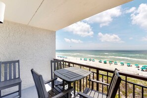Outdoor dining - Great beachfront condo, pool & tennis courts - quick drive to dining! (Fort Walton Beach)