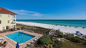 Área da piscina com vista para a praia e oceano.