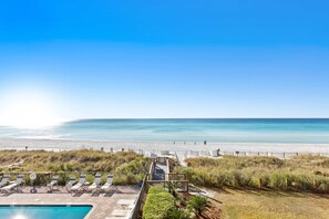 On the beach - Large, updated condo - quick walk to beach & convenient to shopping (Miramar Beach)