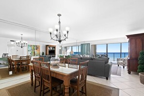 Dining - Large, updated condo - quick walk to beach & convenient to shopping (Miramar Beach)