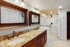 Shower, hair dryer, towels - Gulf-front corner condo w/ amazing view, large balcony, pools & hot tubs (Panama City Beach)