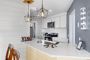 Fridge, microwave, oven, stovetop - Relaxing retreat steps to the beach with pool & sauna - snowbird-friendly (Panama City Beach)