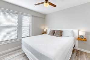 2 bedrooms, iron/ironing board, WiFi, bed sheets - Relaxing retreat steps to the beach with pool & sauna - snowbird-friendly (Panama City Beach)