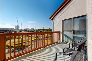 Property grounds - Relaxing retreat steps to the beach with pool & sauna - snowbird-friendly (Panama City Beach)