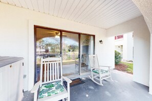 Terrace/patio - Condo close to the beach with pools, dock & tennis - snowbird-friendly (Panama City Beach)