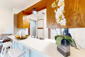 Interior - Condo close to the beach with pools, dock & tennis - snowbird-friendly (Panama City Beach)