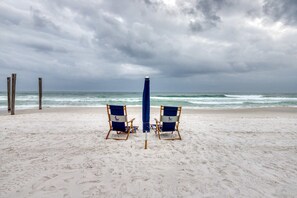 On the beach - Wonderful condo with Gulf view, grill, pools & beach access (Destin)