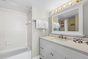 Shower, hair dryer, towels - Stunning condo with breathtaking Gulf views, Wifi, Shared pool (Panama City Beach)